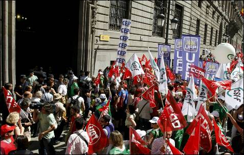 Una multitud se ha lanzado a la calle durante la jornada de  huelga.