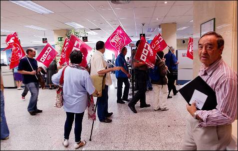 Huelga  de funcionarios en la sede central de la Agencia  Tributaria en la calle Guzmán el Bueno de Madrid coincidiendo con la  presentacion de la daclaracion de la renta