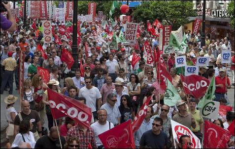 Miles de personas han salido a la calle en Sevilla.