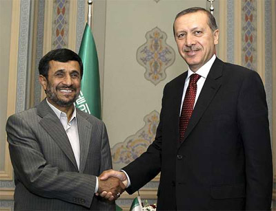 El presidente iraní, Mahmud Ahmadineyad, estrecha la mano del primer ministro turco, Recep Tayyip Erdogan.