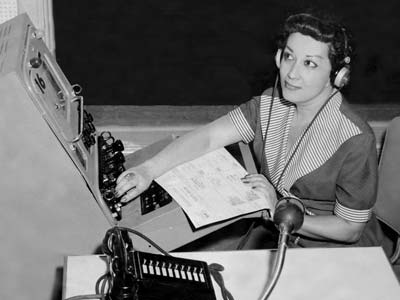 Carlota O'Neill.La periodista en el exilio, trabajando en un programa en los estudios de Televisa (Canal 4), en Caracas, en el año 1963.