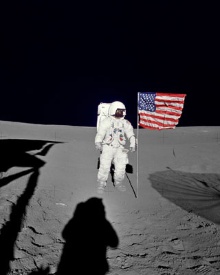 El comandante del Apolo 14', Alan Shepard, planta la bandera de EEUU en la Luna en 1971.