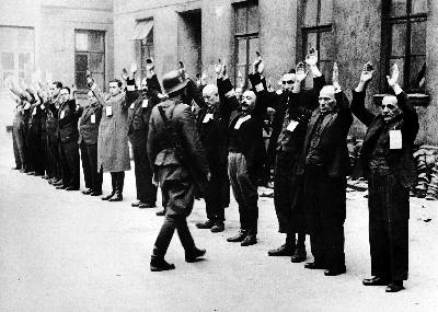 El gueto de Varsovia, tras tener noticias del exterminio de muchos de sus habitantes, se rebeló contra los nazis entre abril y mayo de 1943. AFP