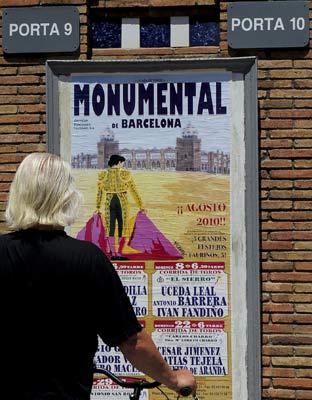 Un hombre observa el cartel de una corrida en la Monumental, el 27 de julio.