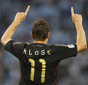 El alemán Miroslav Klose celebra uno de sus goles ante Argentina.