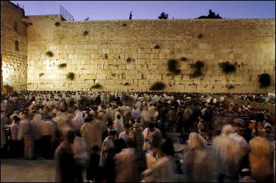 Un grupo de judíos rezan ante el Muro de las Lamentaciones en Jerusalén.