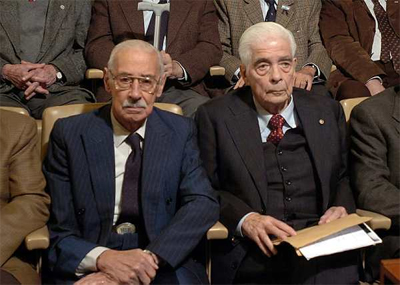 El ex dictador Rafael Videla (izquierda), junto al general Luciano Benjamín Menéndez, durante el juicio. - AFP