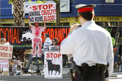 Un grupo de manifestantes antitaurinos se concentran delante de la  plaza de toros de Barcelona, el pasado mes de mayo. EFE