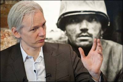 El fundador de Wikileaks, Assange, presenta los archivos el lunes pasado.