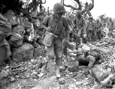 Marines de Estados Unidos observan el cadáver de un japonés.