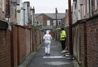 Policía Científica británica inspecciona un barrio de Manchester tras una redada antiterrorista en abril de 2009. - AFP