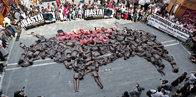 Mosaico realizado por activistas en Pamplona contra el maltrato del toro, antes de San Fermín.EFE