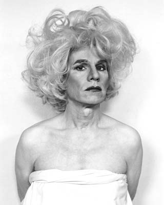 Warhol, vestido de Marilyn ante la cámara de Christopher Makos.