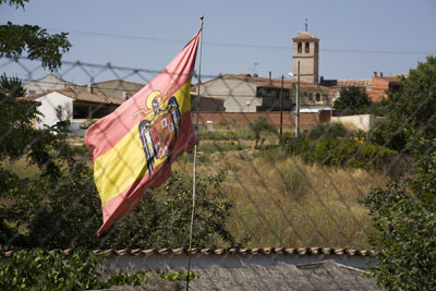Imagen de la bandera preconstitucional en una parcela privada del municipio de Ribatejada.
