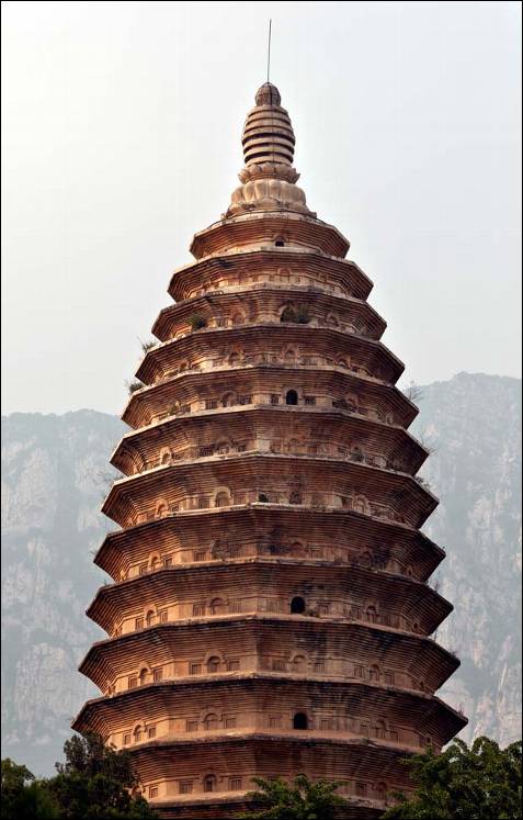 Monumentos históricos de Dengfeng en el 'centro
          del cielo y la tierra', Pagoda del templo de Zhongyue, China.
          UNESCO/CONRAD FORBES