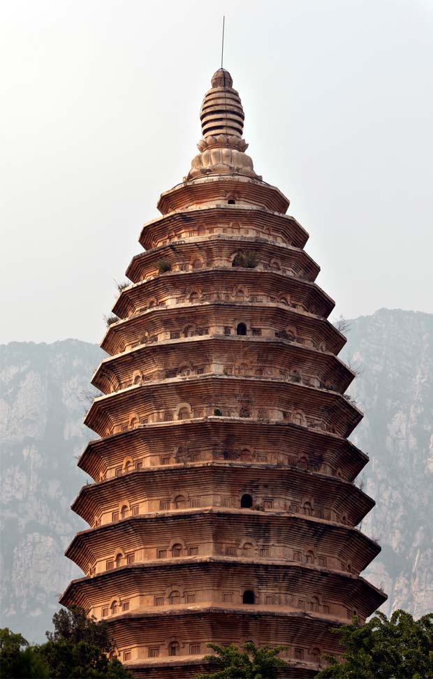 Monumentos históricos de Dengfeng en el 'centro
            del cielo y la tierra', Pagoda del templo de Zhongyue,
            China. UNESCO/CONRAD FORBES