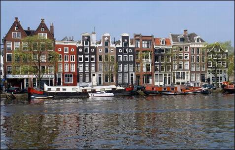 Zona de los canales concéntricos del siglo XVII
          del Singelgracht de Ámsterdam, Países Bajos.
          UNESCO/ROBERT DE JONG