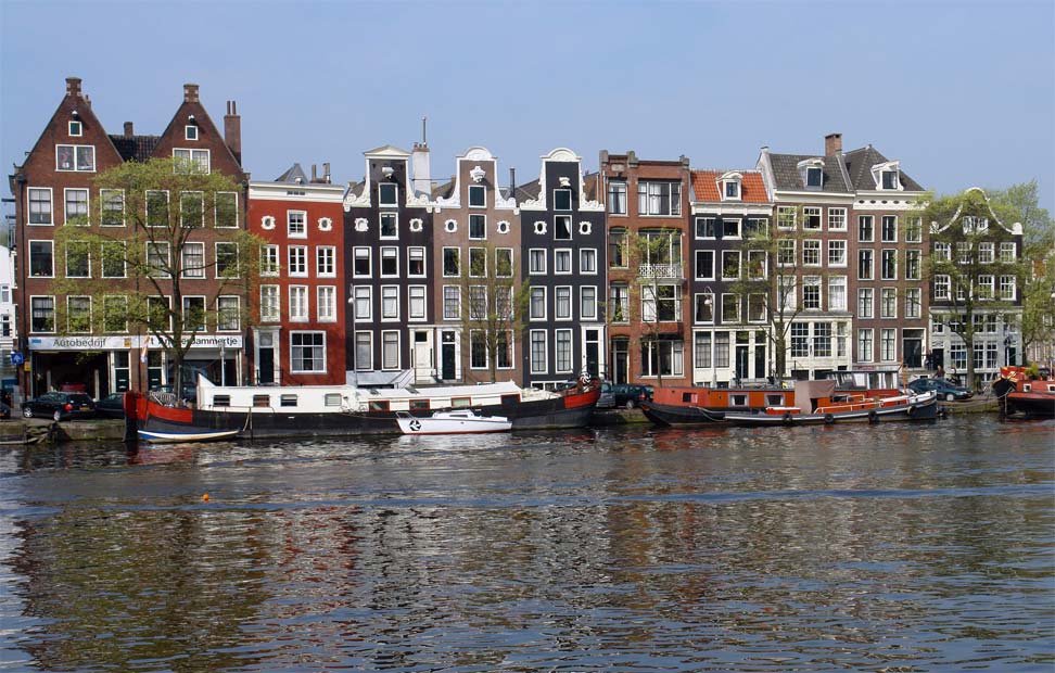 Zona de los canales concéntricos del siglo XVII
            del Singelgracht de Ámsterdam, Países Bajos.
            UNESCO/ROBERT DE JONG