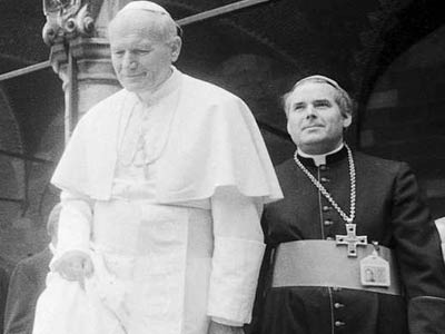 Roger Vangheluwe, a la derecha, junto al papa Juan Pablo II durante la visita que hizo este a Brujas en 1985