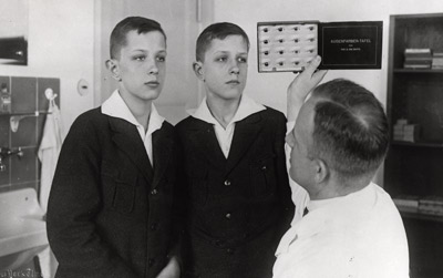 El genetista nazi Otmar von Verschuer, con dos judíos gemelos en el Kaiser Wilhelm Institute.