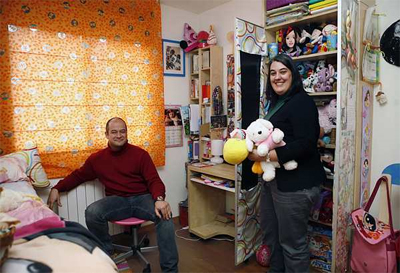 Raimundo Ruiz y Lucía Ibáñez, fotografiados en la habitación de Laura, su hija de acogida, en su piso de Madrid. - GRACIELA DEL RÍOdel río