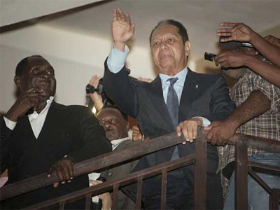 Duvalier saluda desde su hotel. REUTERS