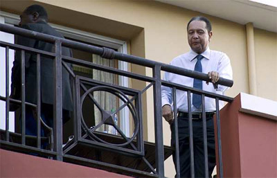 El dictador Jean Claude Duvalier en el balcón del hotel donde se hospeda en Puerto Príncipe. - REUTERS