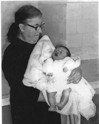 La abuela de Jesús Díaz, con un bebé.