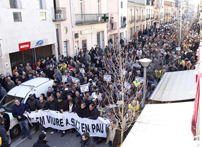 Unas 3.000 personas se manifiestan por el centro de Salt (Girona), ayer. - Toni Vilches