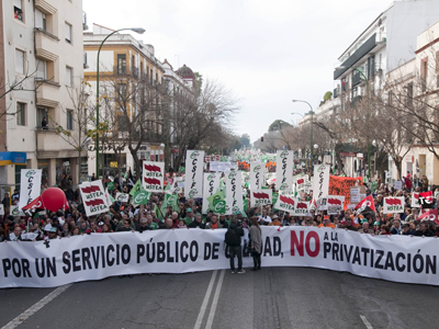 Manifestación convocada por plataformas y sindicatos contra el decreto ley de reordenación del sector público. RAÚL CARO