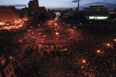 Decenas de miles de egipcios siguen ocupando, incluso por la noche, la plaza Tahrir del centro de El Cairo, a pesar del toque de queda en vigor. - AP