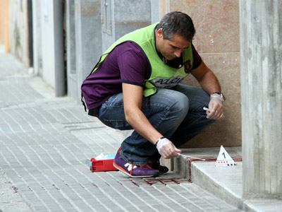 Un mosso toma muestras de un crimen machista cometido en 2010 en Girona.J. Castro