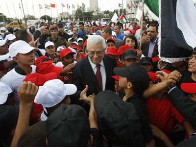 El presidente palestino Abás ayer en Ramala, durante un acto de escolares en apoyo a la petición palestina de ser reconocida como Estado. Mohamad Torokman / reuters