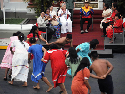 Hugo Chávez asiste a una danza indígena en su palacio presidencial.-