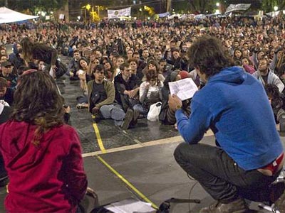 Una asamblea de indignados en Barcelona - EFE