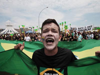 Las escobas caracterizan la marcha contra la corrupción en la capital Brasilia el miércoles. Eraldo Peres / ap
