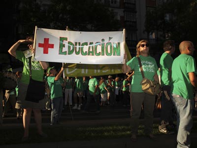Los profesores hicieron ayer una cadena humana contra los recortes ante la Consejería de Educación. g. sanz