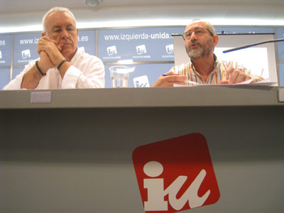 Cayo Lara compareció ayer en Madrid junto al responsable de la campaña de IU, Ramón Luque. -