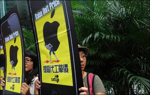 Activistas sindicales portan carteles con la famosa manzana de Apple llamando a la revuelta en la bolsa de Hong Kong.-