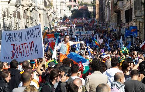 Miles de personas han marchado por las calles de Roma en una de las manifestaciones más multitudinarias de las convocadas para hoy.-