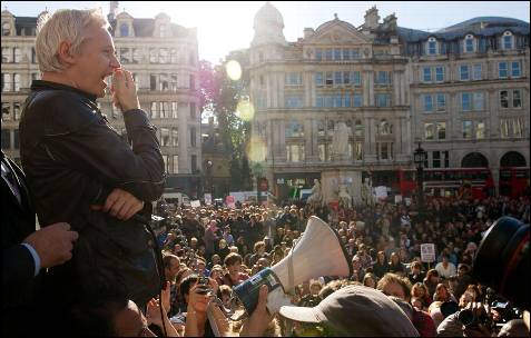 Julian Assange, fundador de Wikileaks, durante su intervención en la manifestación de Londres.-