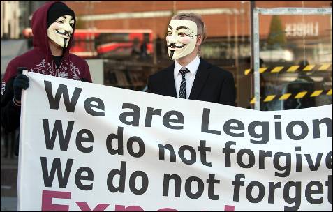 Dos manifestantes portan la careta de la película V de Vendeta en la ciudad de Estocolmo.-