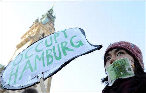 Manifestante en Hamburgo.-
