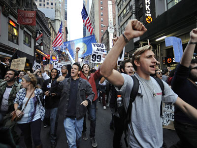 Manifestantes marchan hacia Times Square el 15 de octubre durante la jornada de protesta en Nueva York.
