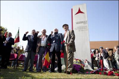 José Carrillo, rector de la UCM, y los excombatientes David Lomon, Joseph Almudever, Erik Ellmann y Vincent Almudever, ayer sábado, junto al monumento con la estrella de tres puntas, el distintivo de las Brigadas Internacionales.
