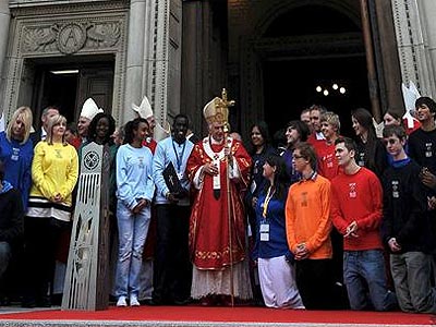 El papa Benedicto XVI bendice a los fieles durante la misa que ofreció en la catedral de Westminster en Londres, Reino Unido, en septiembre de 2010. EFE