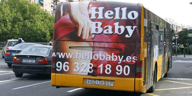 Uno de los autobuses interurbanos con la publicidad de un club de alterne en su parte trasera. juan navarro