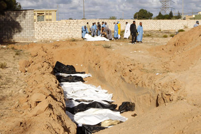 Una fosa común con 25 cadáveres hallada cerca de la ciudad de Sirte. Y. Boudlal / reuters