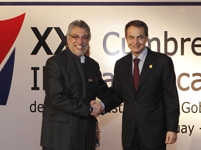 El Presidente de Paraguay, Fernando Lugo, recibe a Zapatero, antes de la ceremonia inaugural de la XXI Cumbre Iberoamericana.