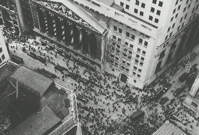 La multitud siguiendo el crash de 1929 en Wallo Street. Getty Images)